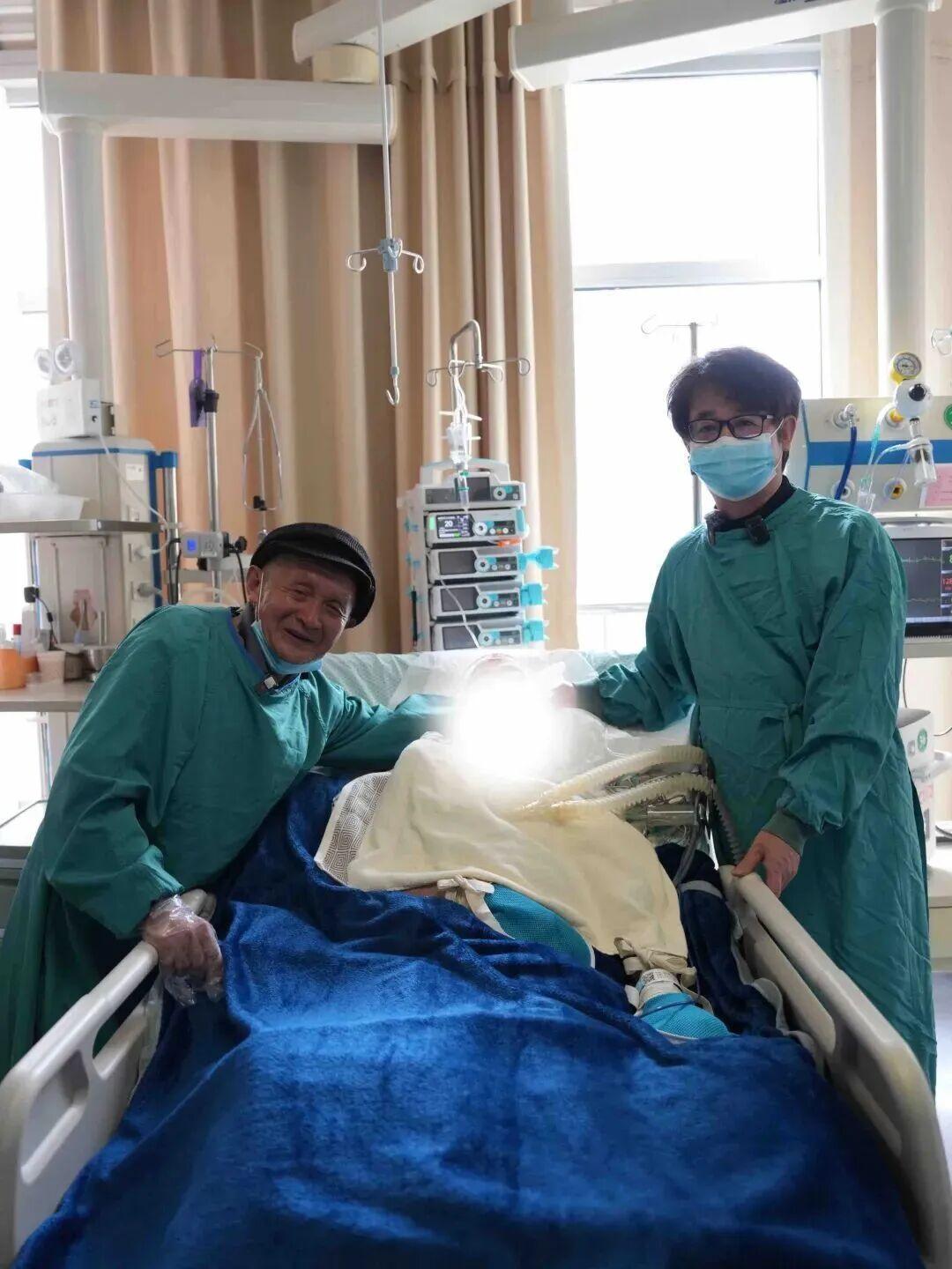 星空体育app下载-“老太婆走了，以后不可能再有快乐两个字了……”浙江81岁陈老伯在105天跨海探病的坚持后，含泪送别了ICU中的老伴，“她想给我减轻负担”