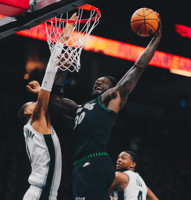 星空体育登录入口-文班37+15+5帽创NBA历史第一神迹！马刺2-1复仇森林狼，麦丹22中5